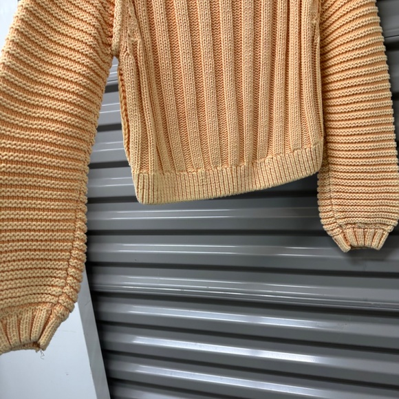 Cropped sweater! - Picture 5 of 12